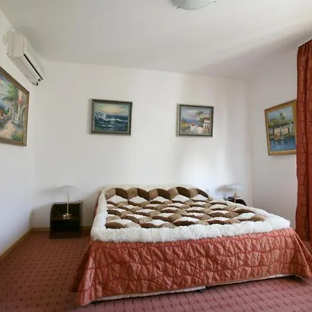 Hotel Family Art Gallery